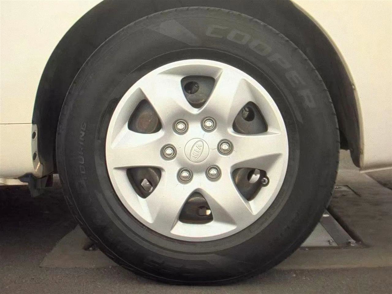 Used 2009 Kia Sedona LX image 12