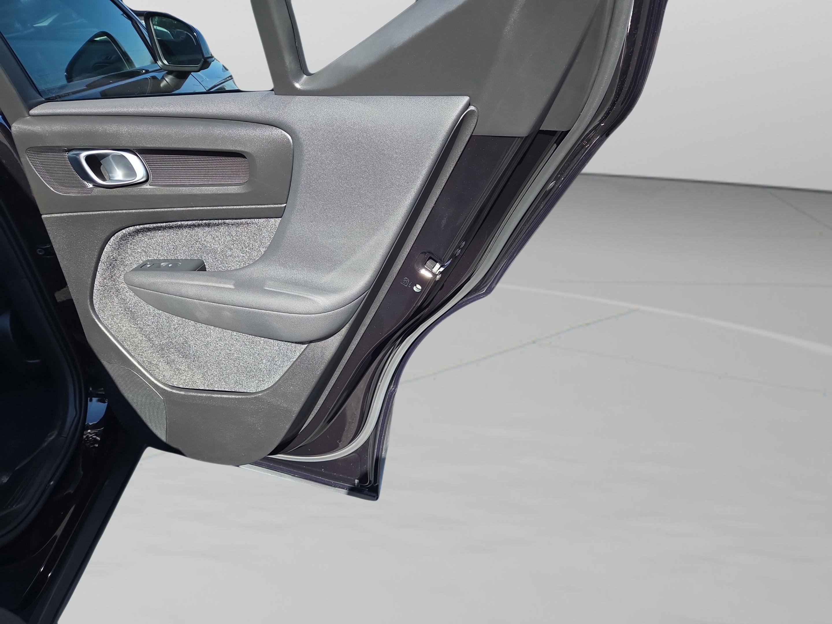 Used 2025 Volvo XC40 B5 Plus image 35