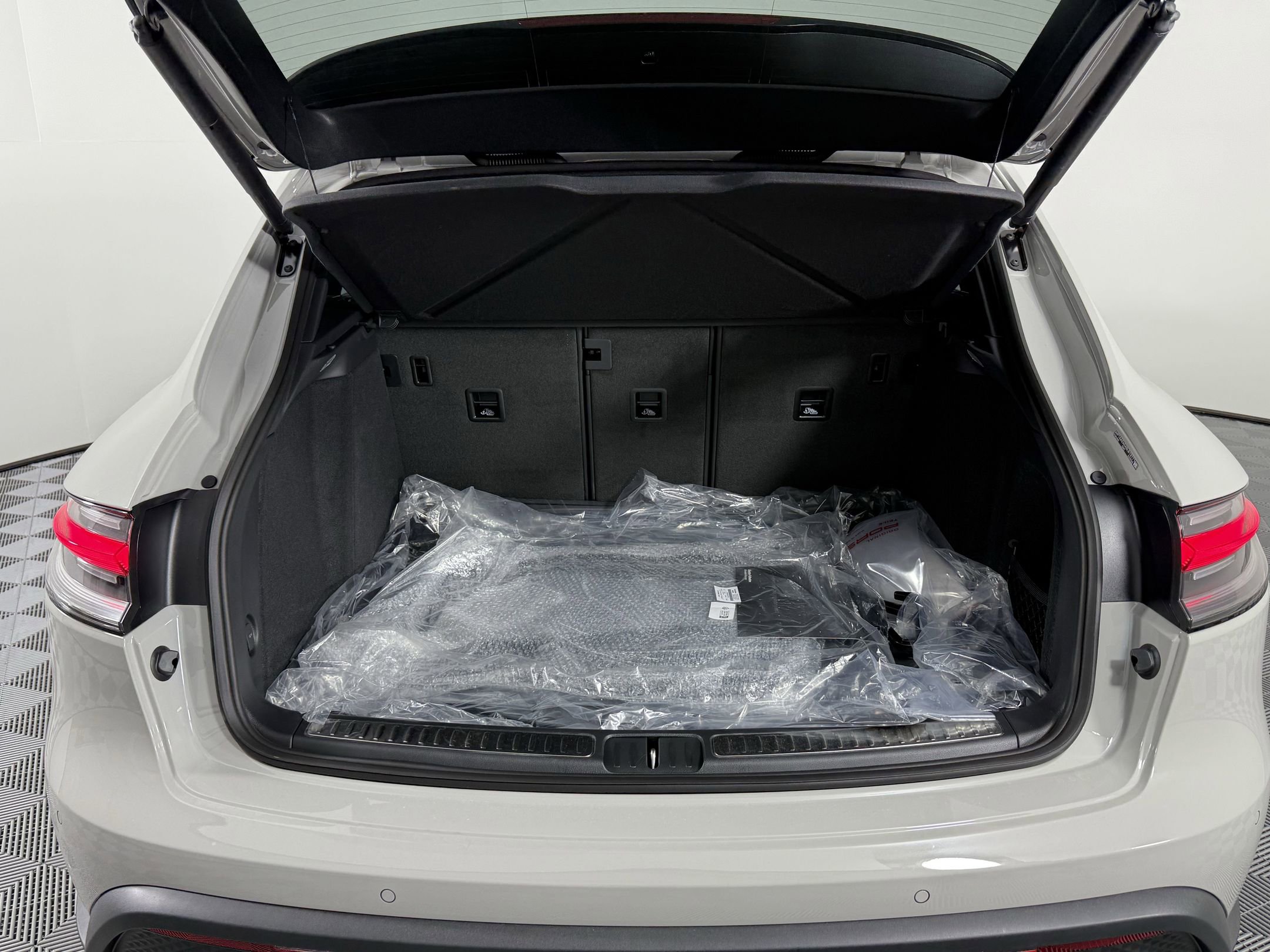 New 2025 Porsche Macan image 27