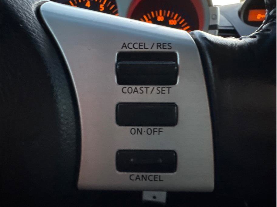 Used 2004 Nissan 350Z Enthusiast w/ Side Airbags Pkg image 13