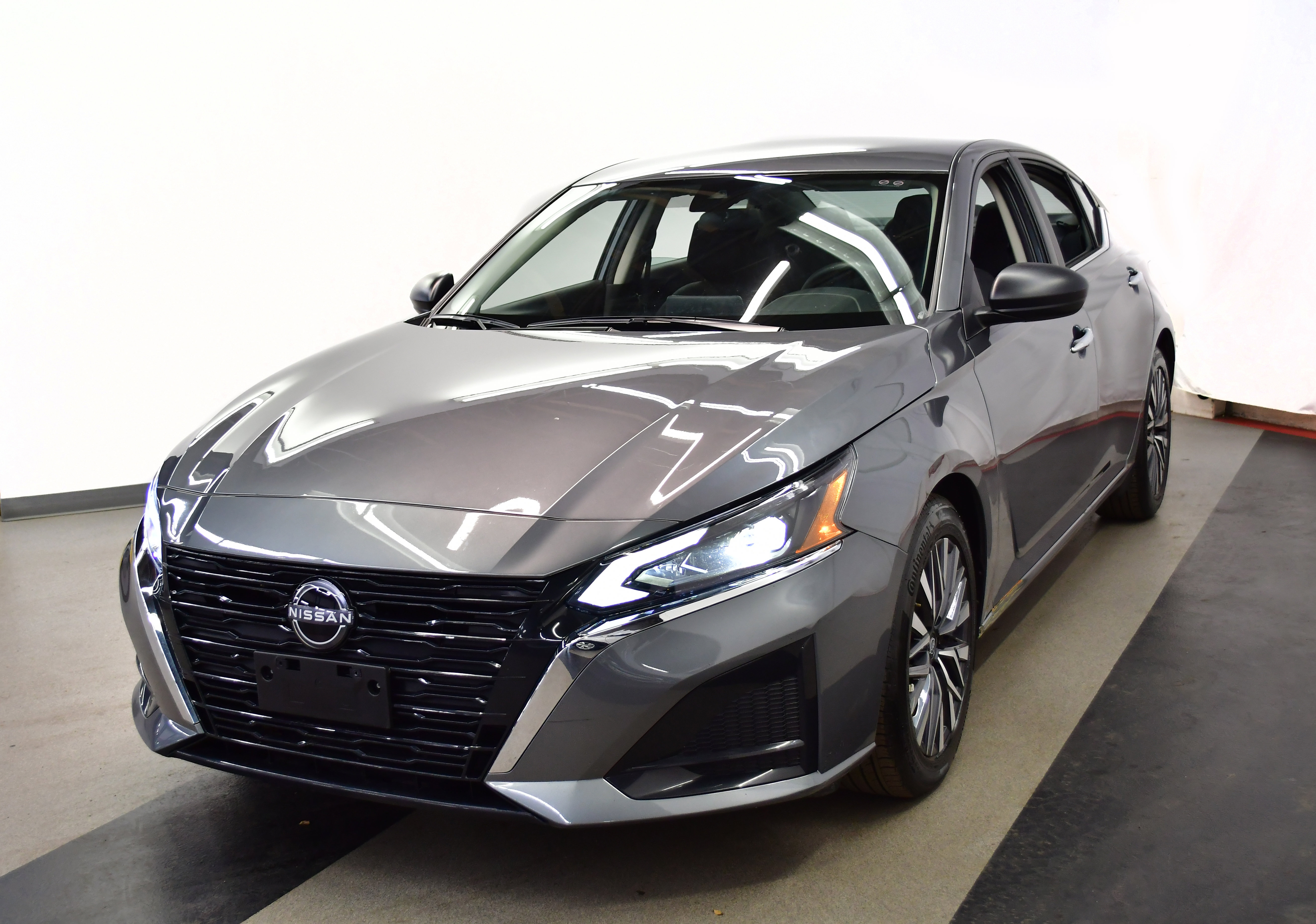 Used 2025 Nissan Altima 2.5 SV FWD image 4