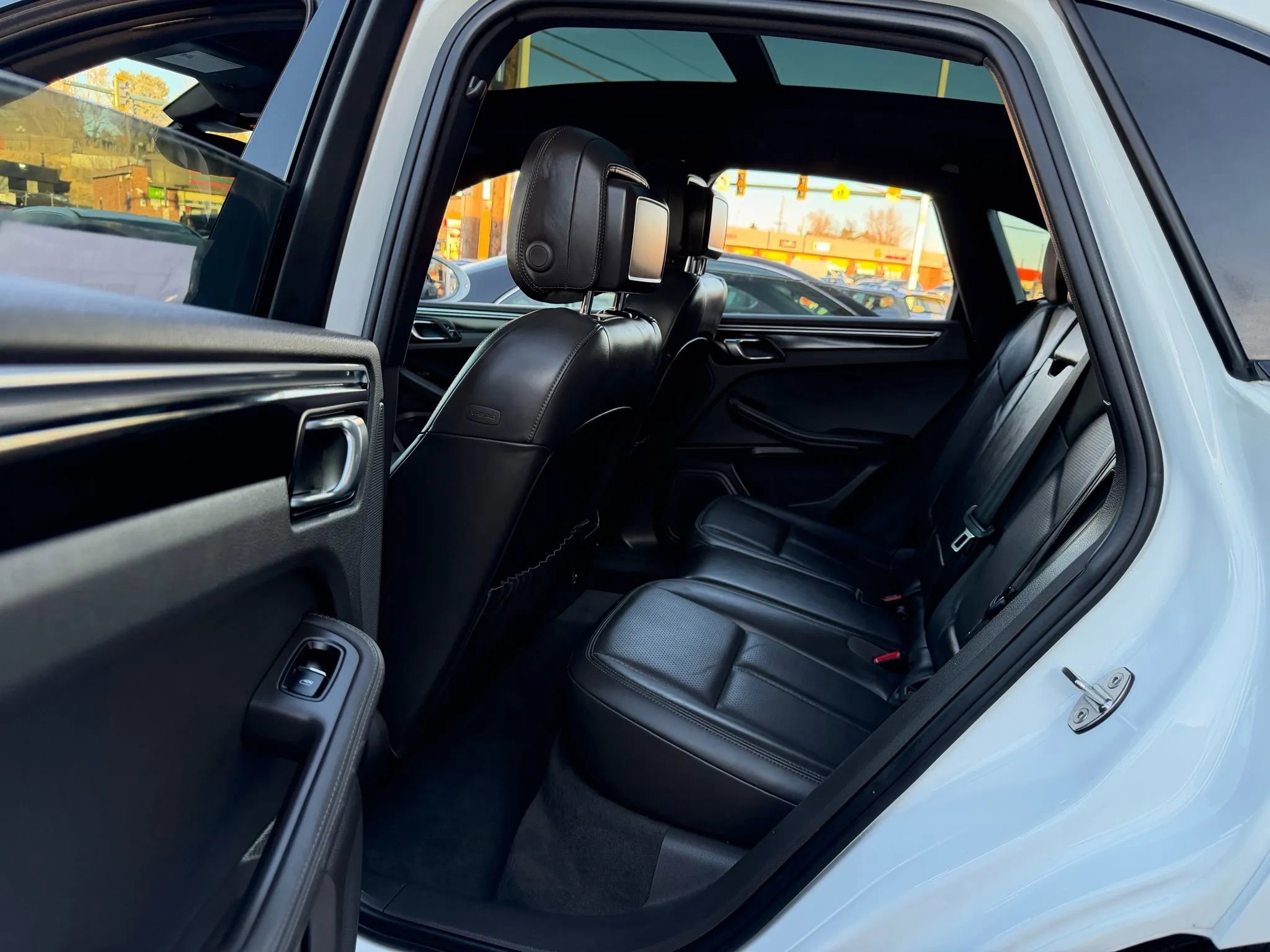 Used 2018 Porsche Macan Sport Edition image 16