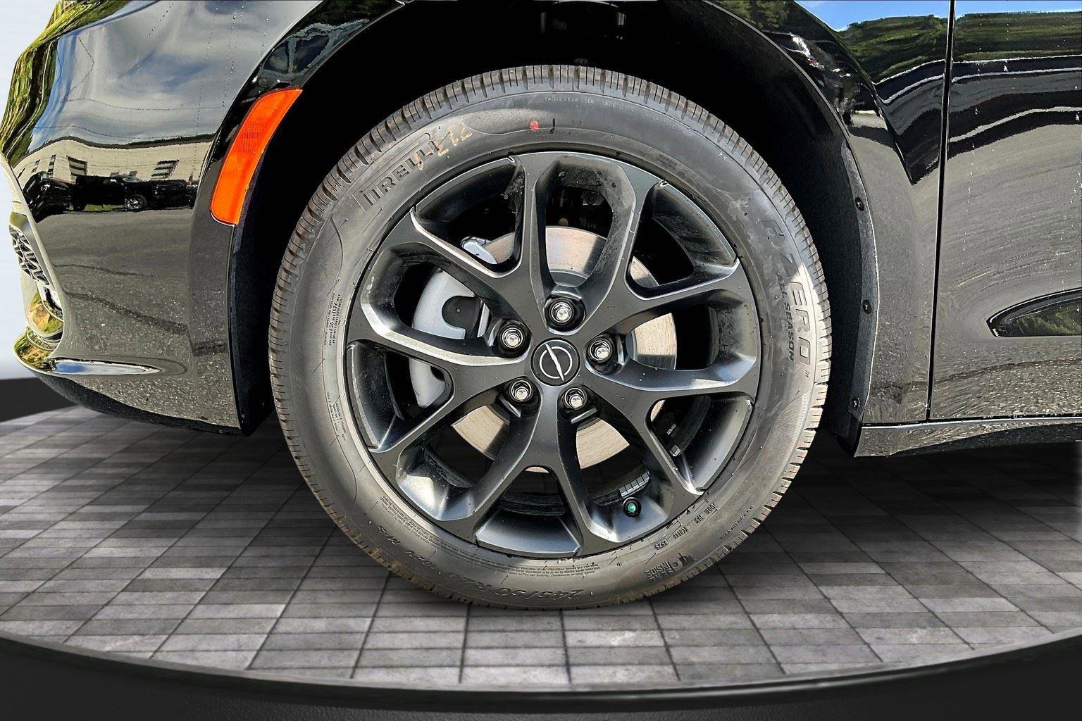 New 2026 Chrysler Pacifica Limited w/ S Appearance Package image 11