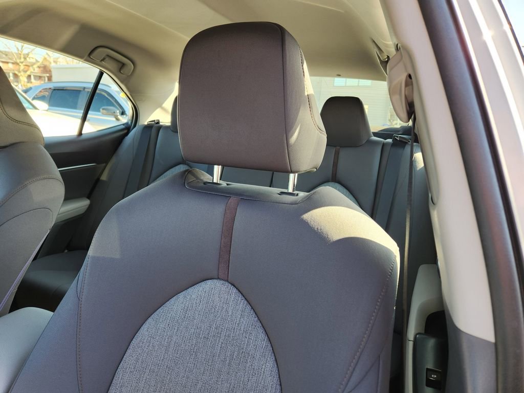 Used 2018 Toyota Camry LE image 11