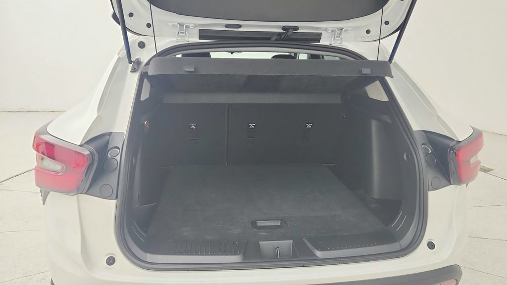 Certified 2025 Chevrolet Trax LT FWD image 27