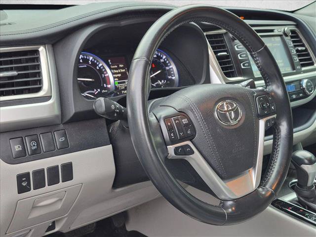 Used 2017 Toyota Highlander XLE AWD/4WD image 3