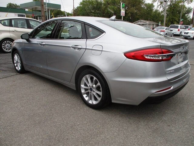 Used 2020 Ford Fusion SE image 3