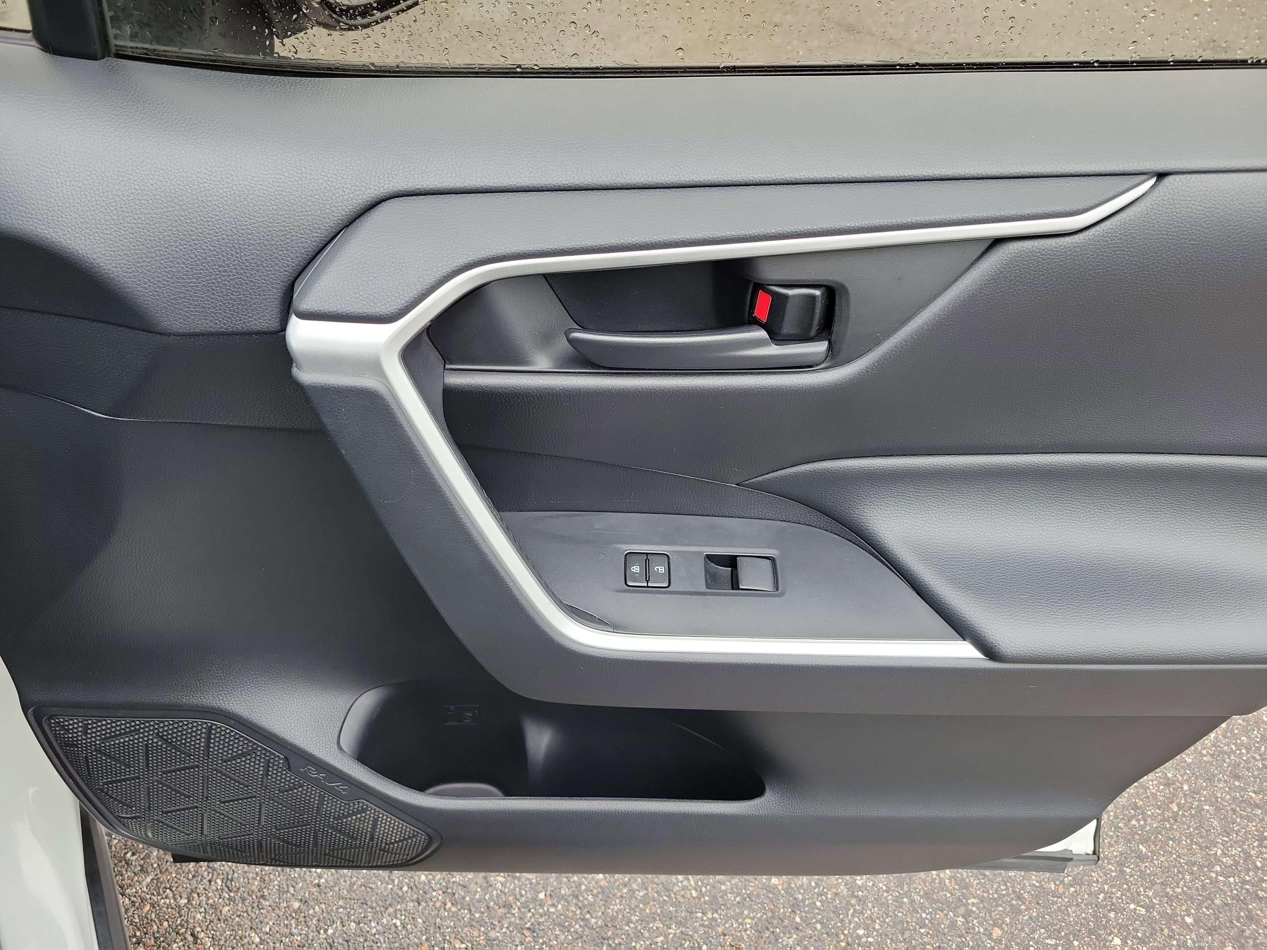 Used 2021 Toyota RAV4 LE image 10