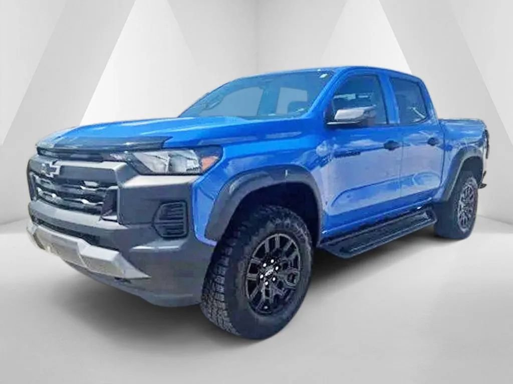 Used 2025 Chevrolet Colorado Trail Boss AWD/4WD image 3