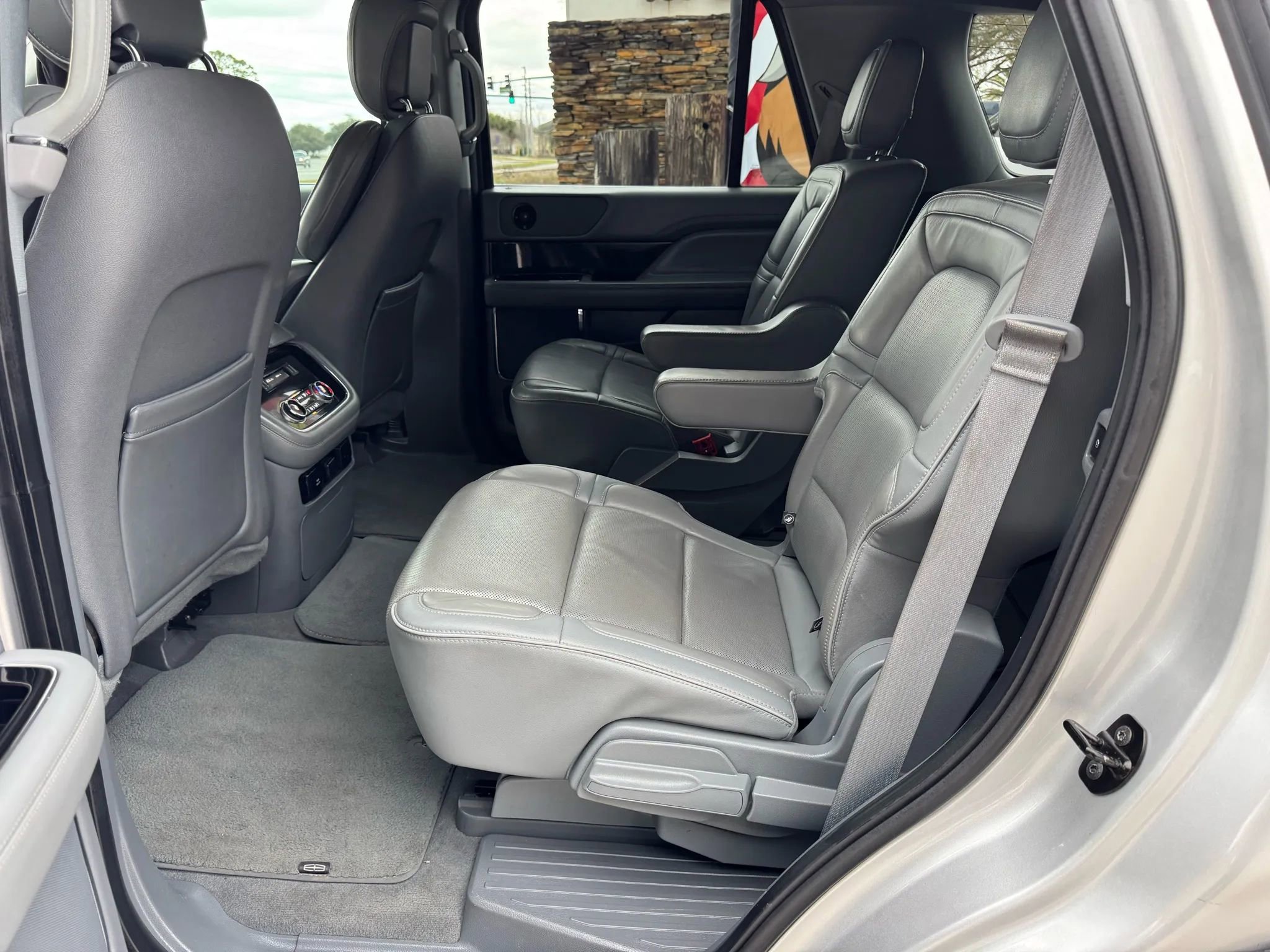 Used 2018 Lincoln Navigator Select w/ Technology Package AWD/4WD image 14