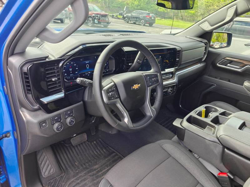 Used 2025 Chevrolet Silverado 1500 LT AWD/4WD image 11
