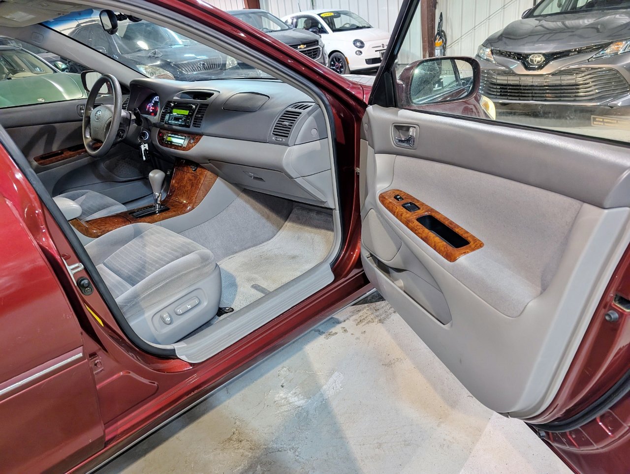 Used 2005 Toyota Camry XLE FWD image 25