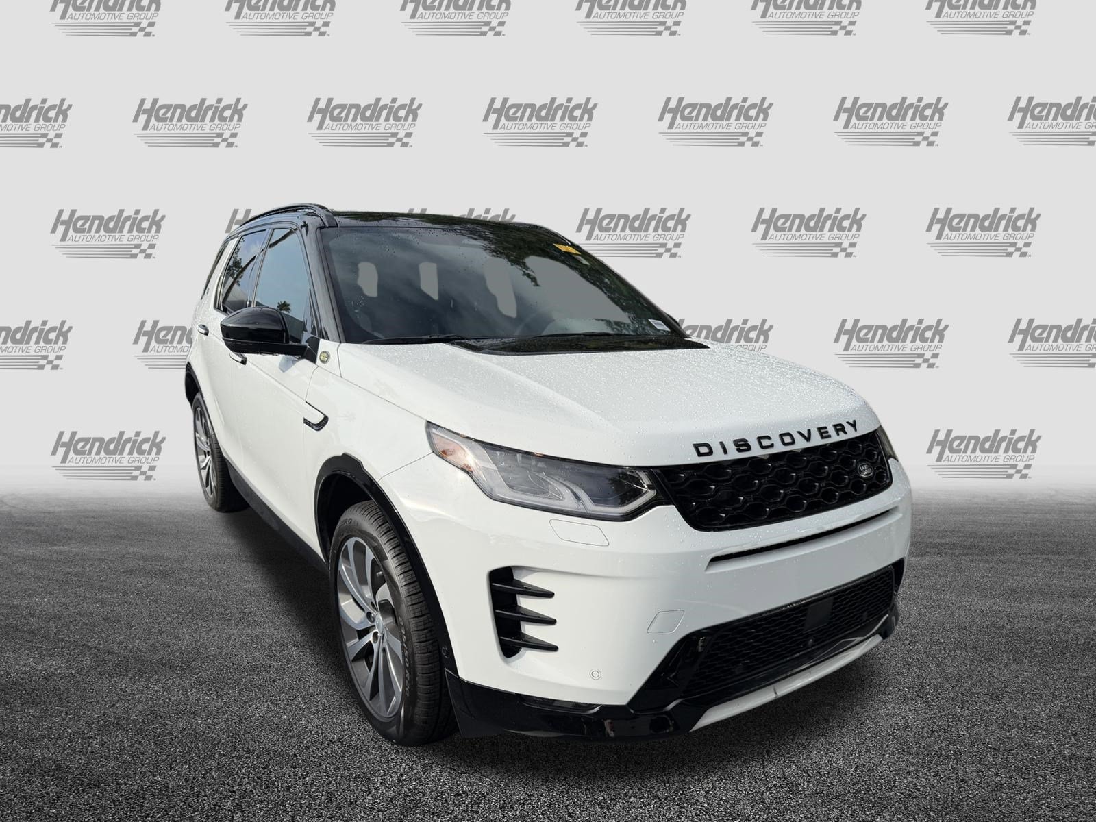 Used 2024 Land Rover Discovery Sport Dynamic SE AWD/4WD image 2
