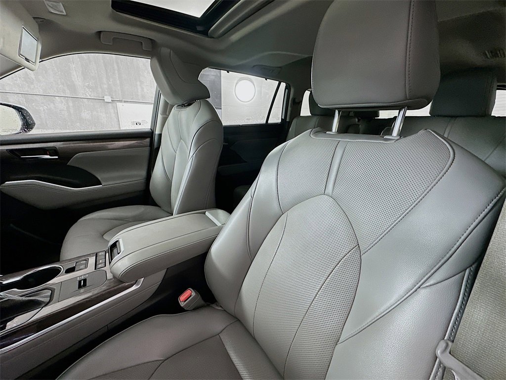 Used 2022 Toyota Highlander Limited image 22