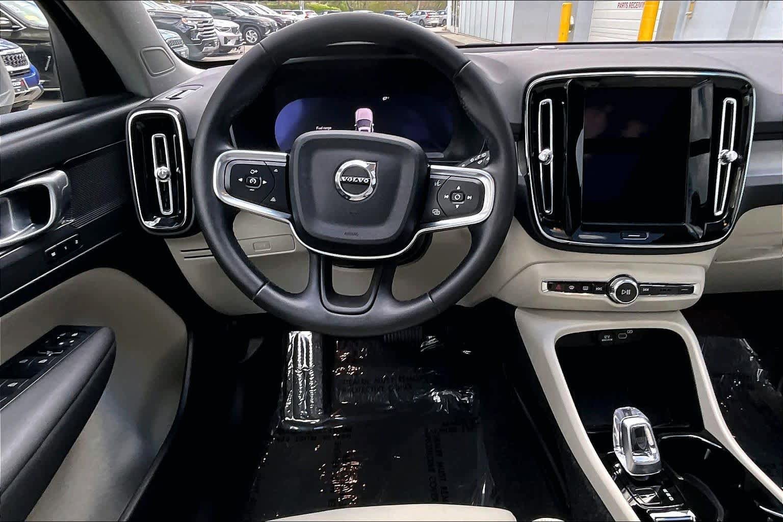 Used 2025 Volvo XC40 B5 Plus AWD/4WD image 6