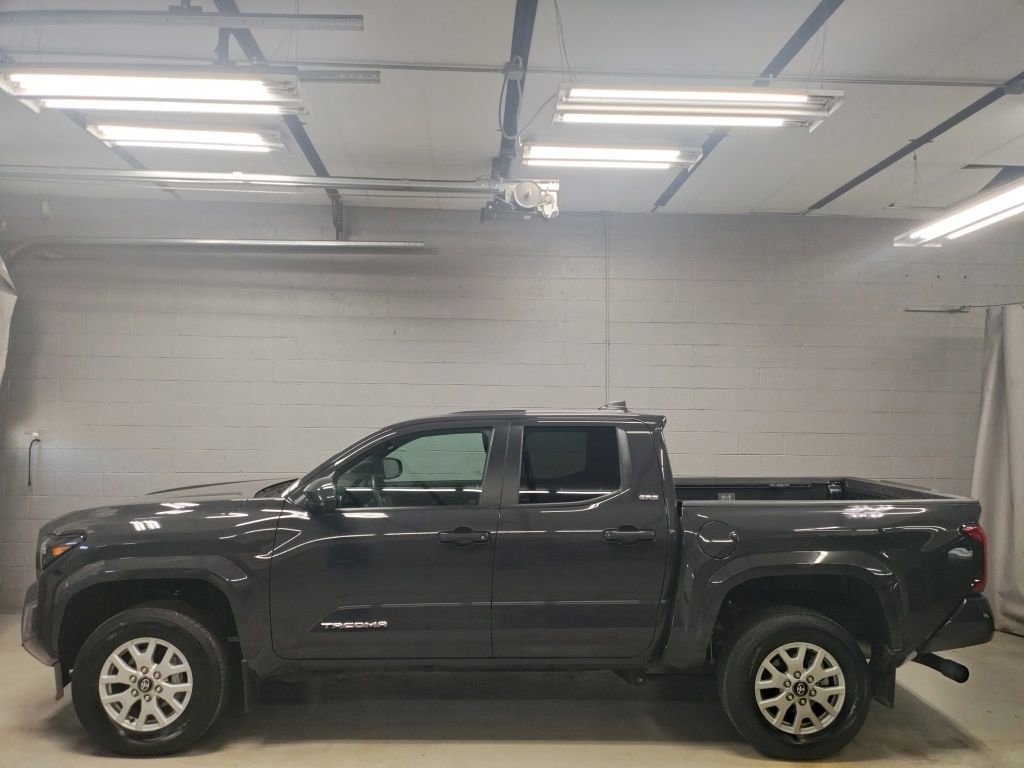 Used 2024 Toyota Tacoma SR5 AWD/4WD image 15