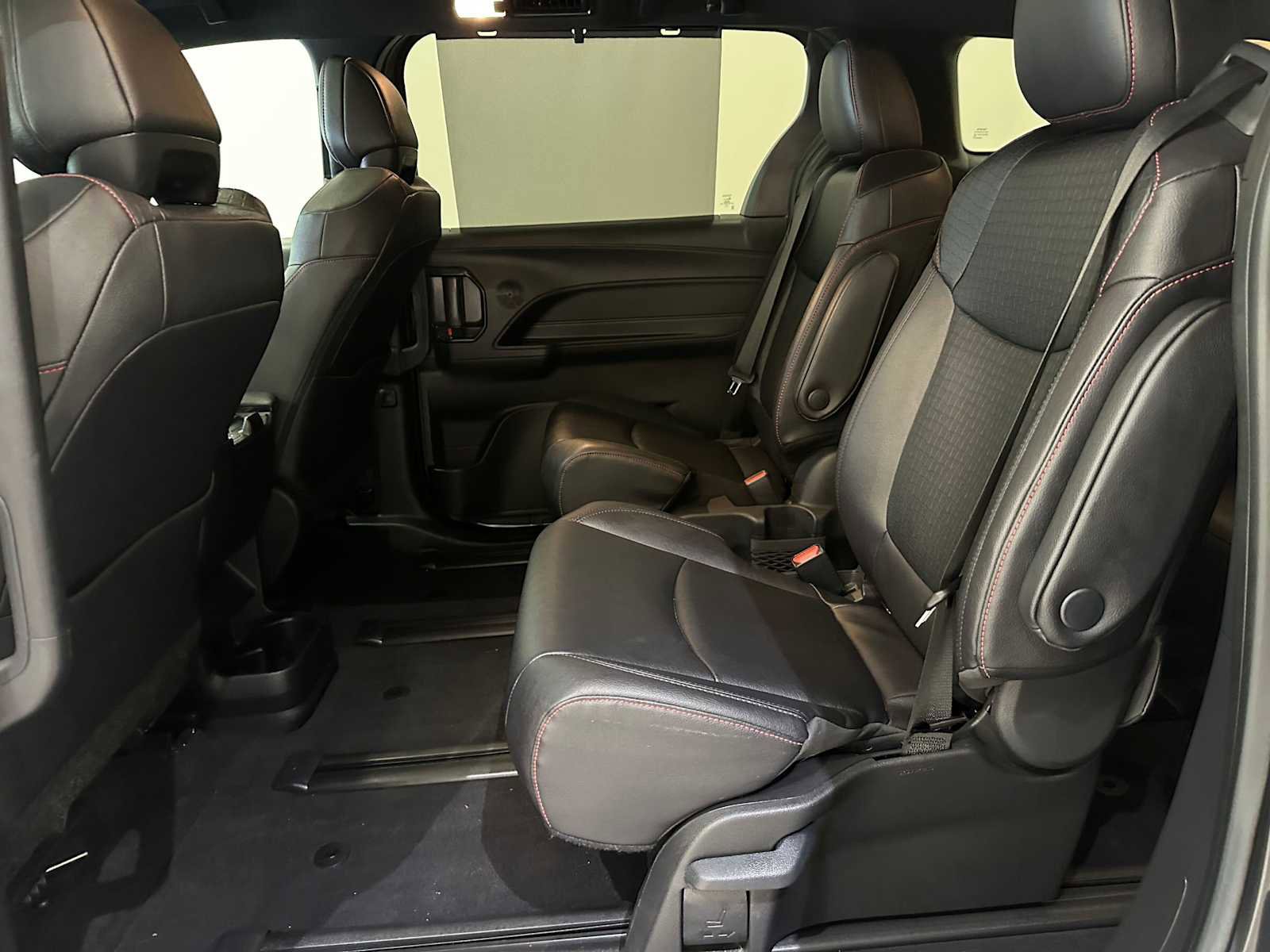 Certified 2025 Toyota Sienna XSE image 24