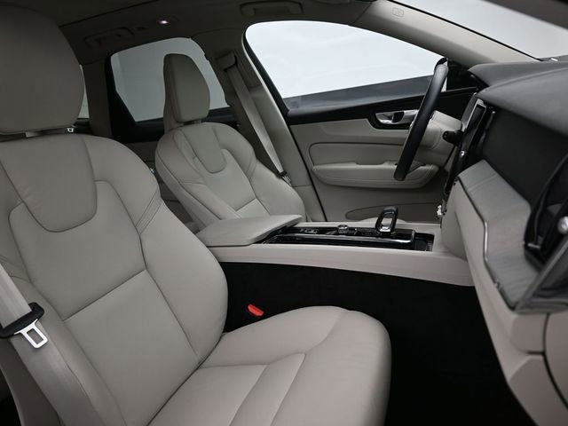 Used 2024 Volvo XC60 B5 Plus w/ Protection Package Premier image 34