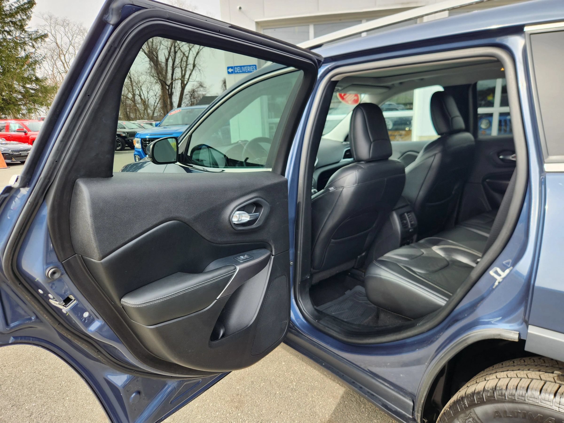 Used 2019 Jeep Cherokee Limited AWD/4WD image 40