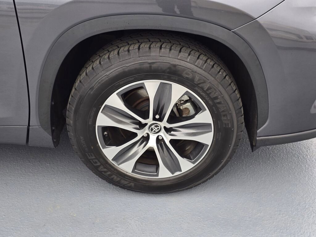 Used 2023 Toyota Highlander XLE FWD image 9