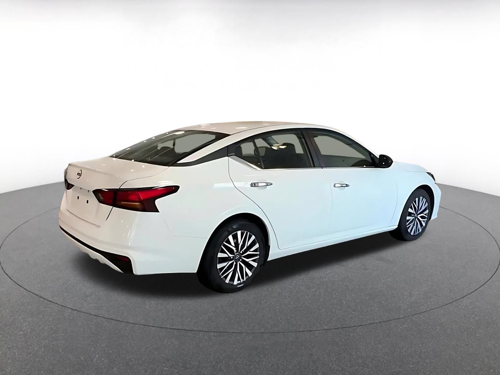 Used 2025 Nissan Altima 2.5 SV FWD image 14
