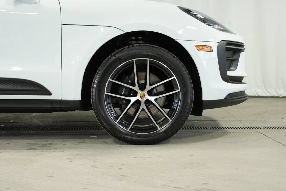 Certified 2025 Porsche Macan AWD/4WD image 40