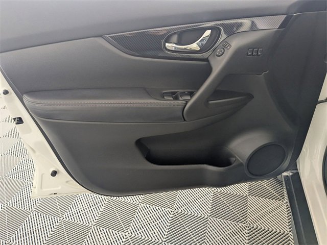 Used 2018 Nissan Rogue SL w/ Premium Package image 10