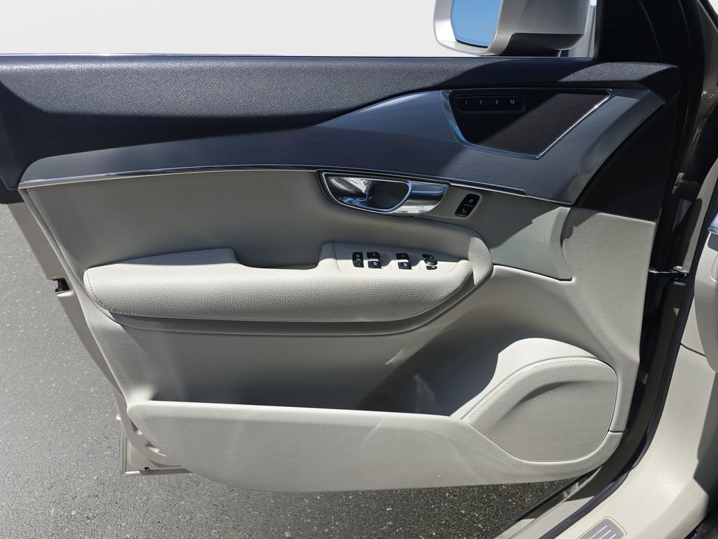 Used 2016 Volvo XC90 T6 Momentum w/ Vision Package AWD/4WD image 32