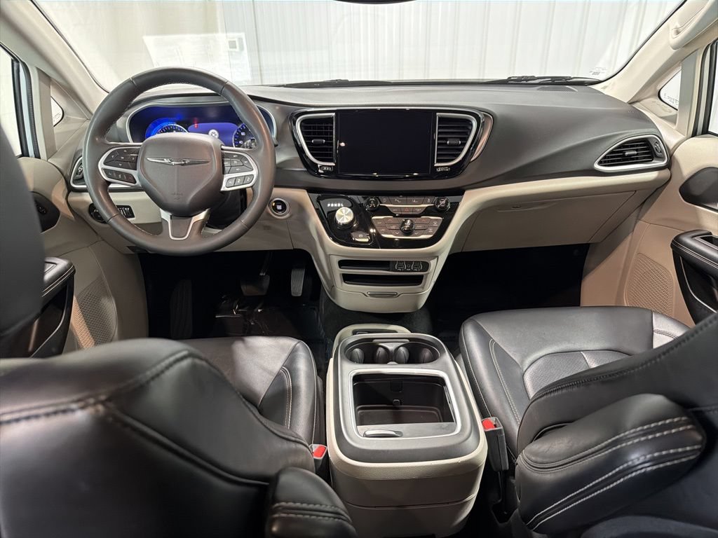Used 2024 Chrysler Pacifica Touring-L FWD image 3