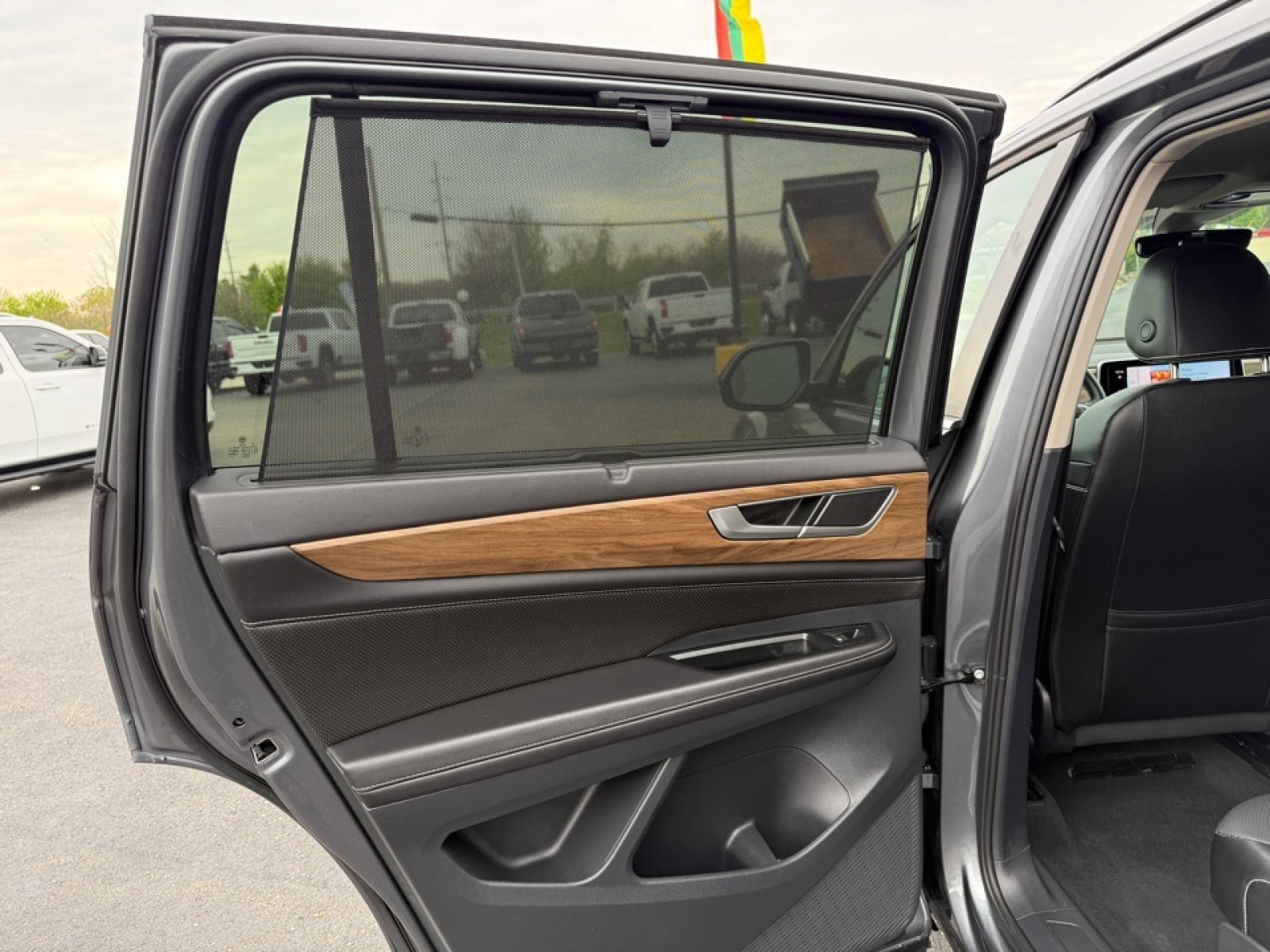 Used 2025 Volkswagen Atlas SE AWD/4WD image 36