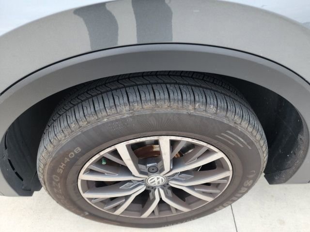 Used 2020 Volkswagen Tiguan SE w/ Panoramic Sunroof Package image 5