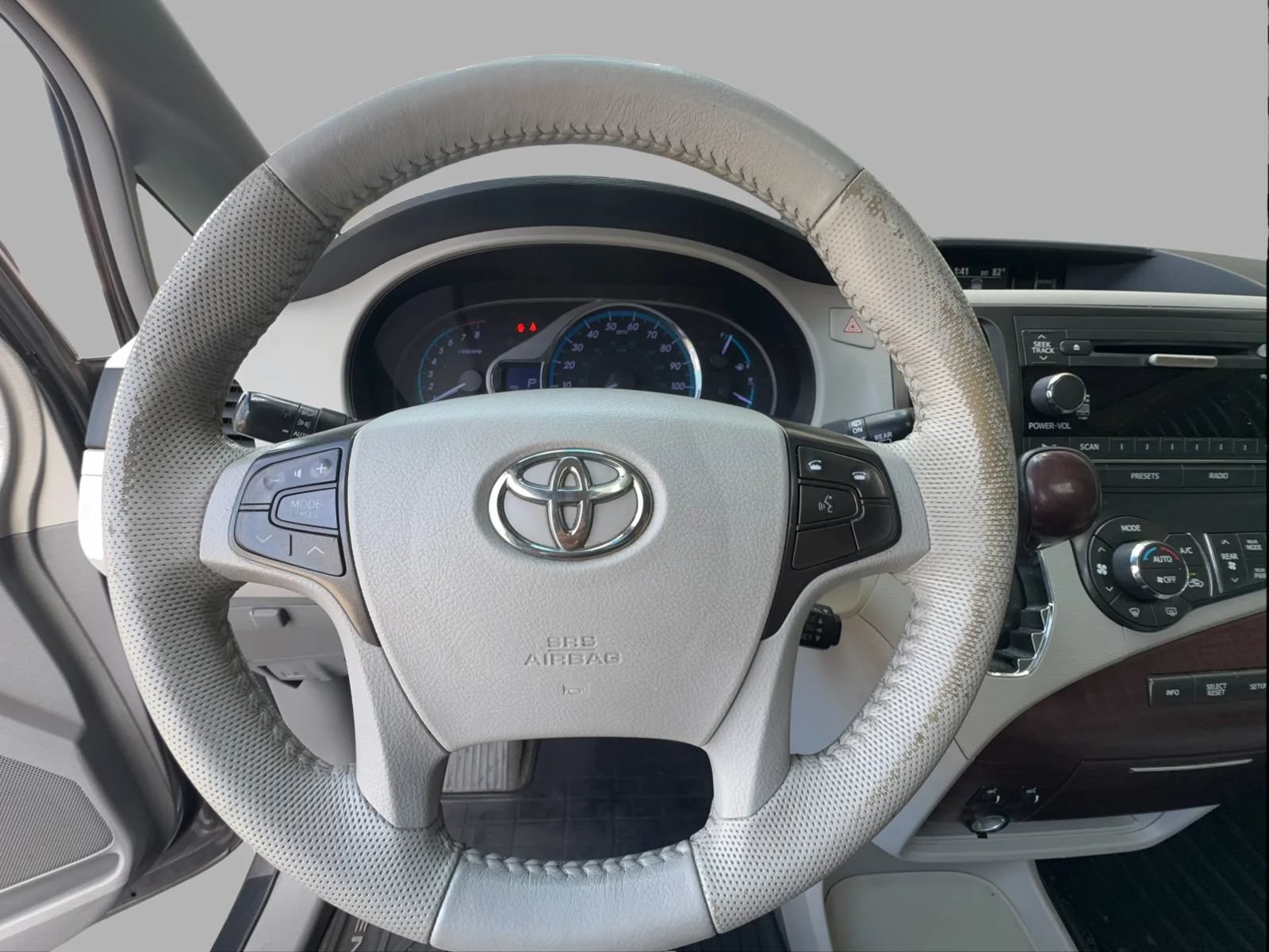 Used 2014 Toyota Sienna XLE FWD image 19