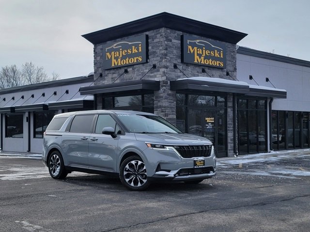 Used 2024 Kia Carnival EX