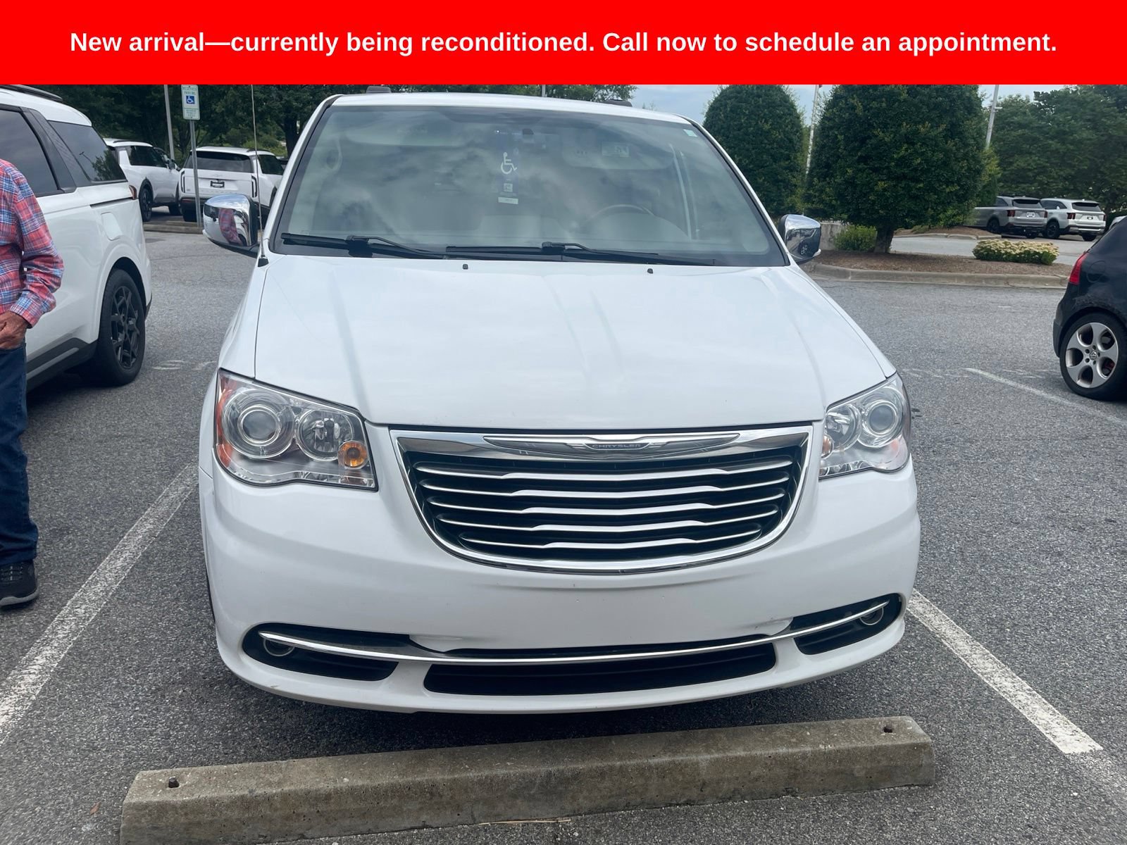 Used 2016 Chrysler Town & Country Limited Platinum FWD image 10