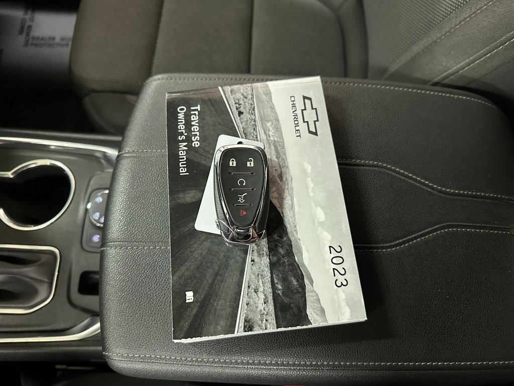 Used 2023 Chevrolet Traverse LT image 32