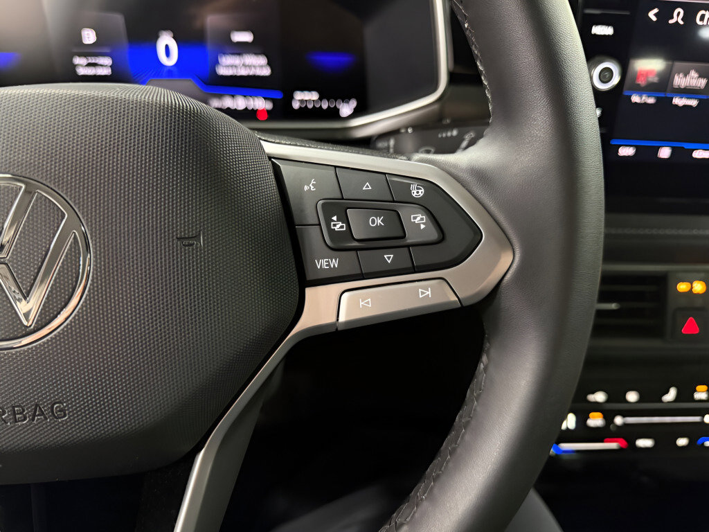 Certified 2025 Volkswagen Taos SE image 13