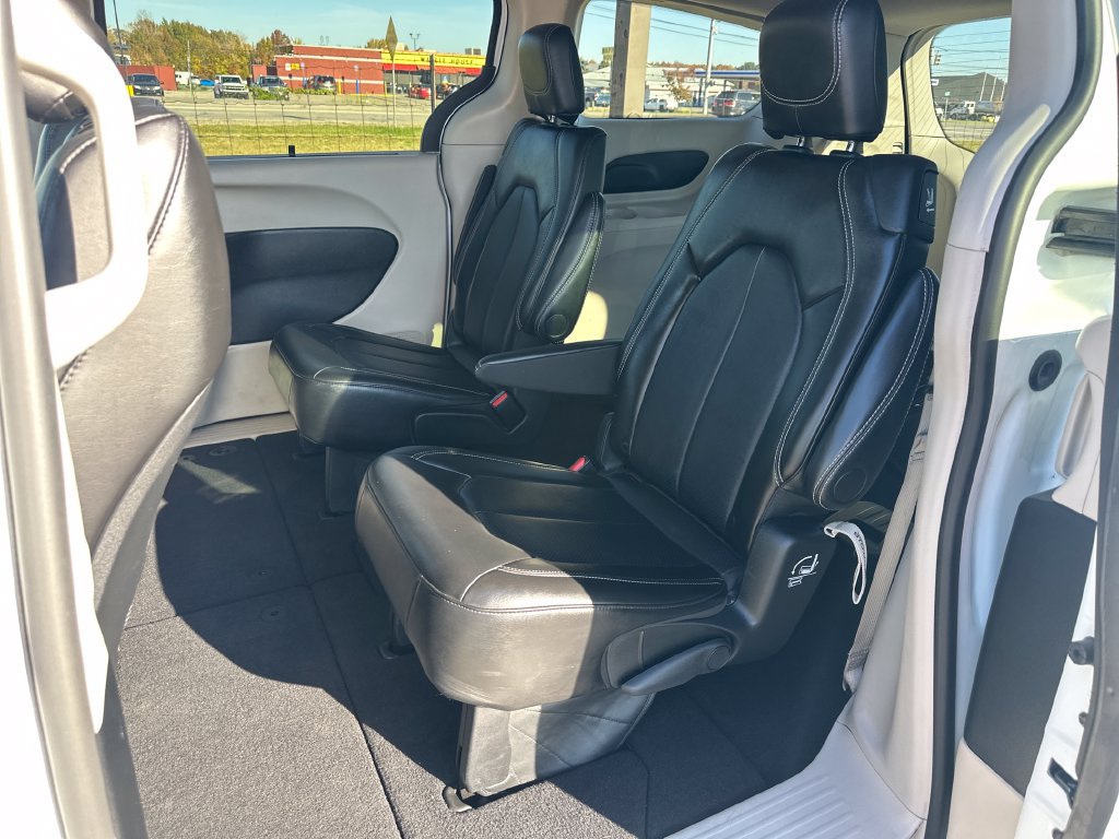 Used 2024 Chrysler Pacifica Touring-L FWD image 14