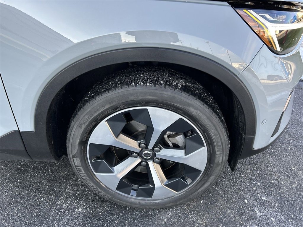 Used 2024 Volvo XC40 B5 Plus image 13