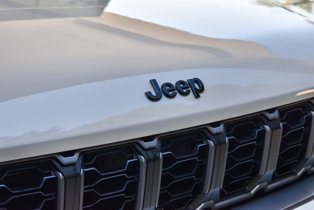 New 2026 Jeep Grand Cherokee Altitude image 9