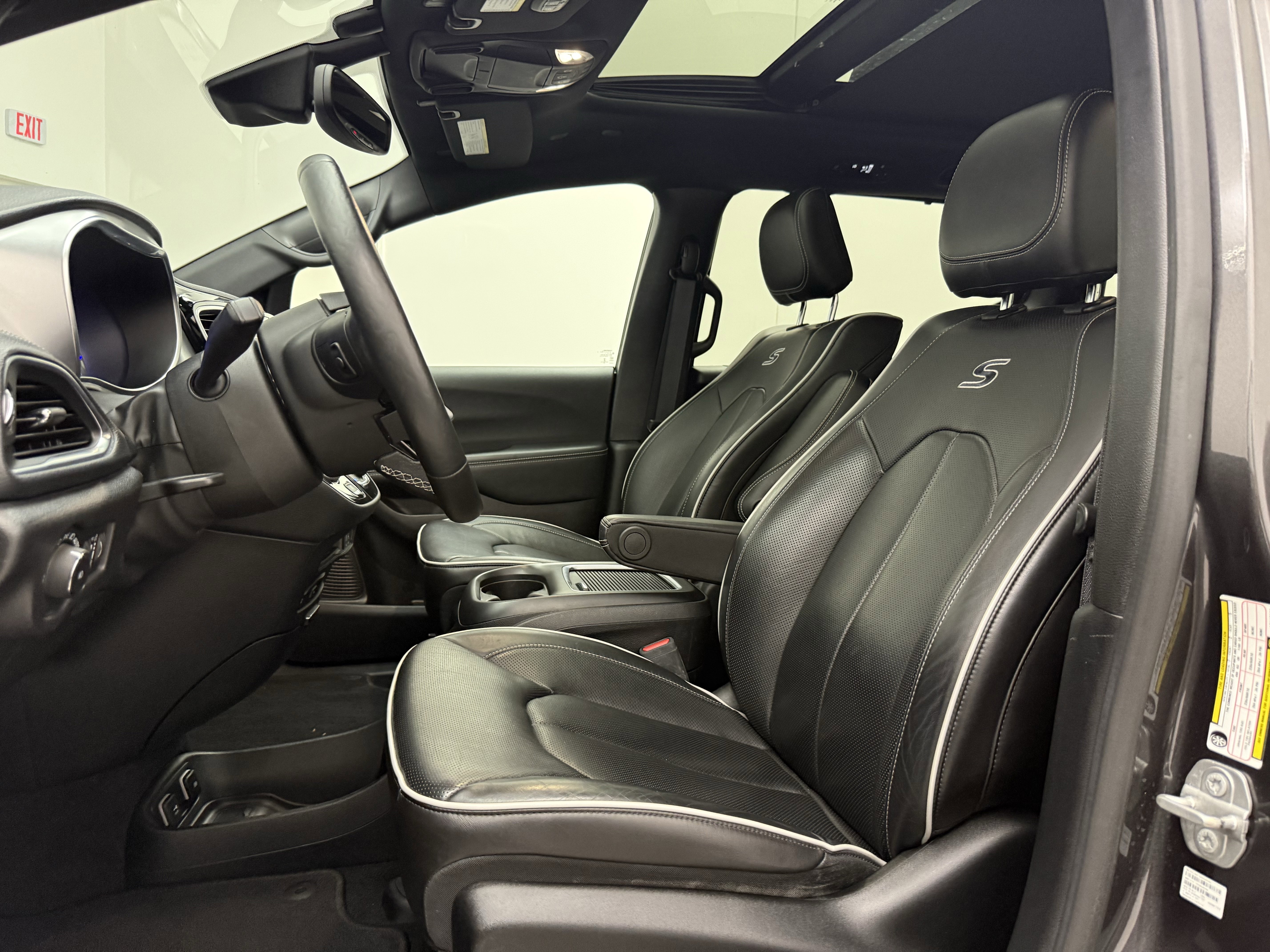 Used 2020 Chrysler Pacifica Limited w/ Advanced Safetytec Group FWD image 12