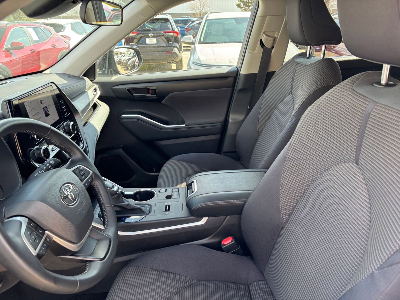 Used 2025 Toyota Highlander LE image 29