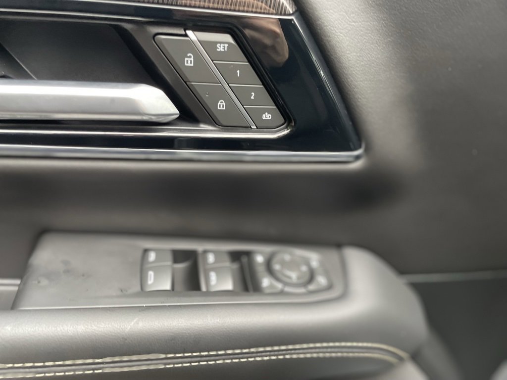 Used 2025 GMC Yukon Elevation image 10