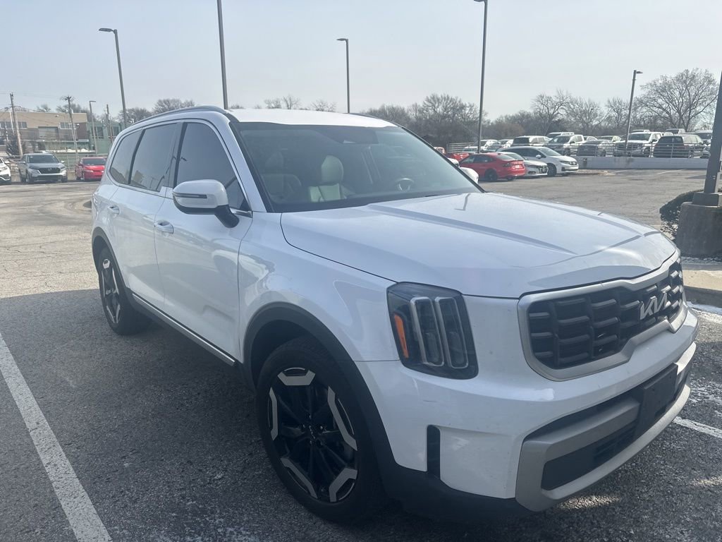 Used 2023 Kia Telluride S image 3