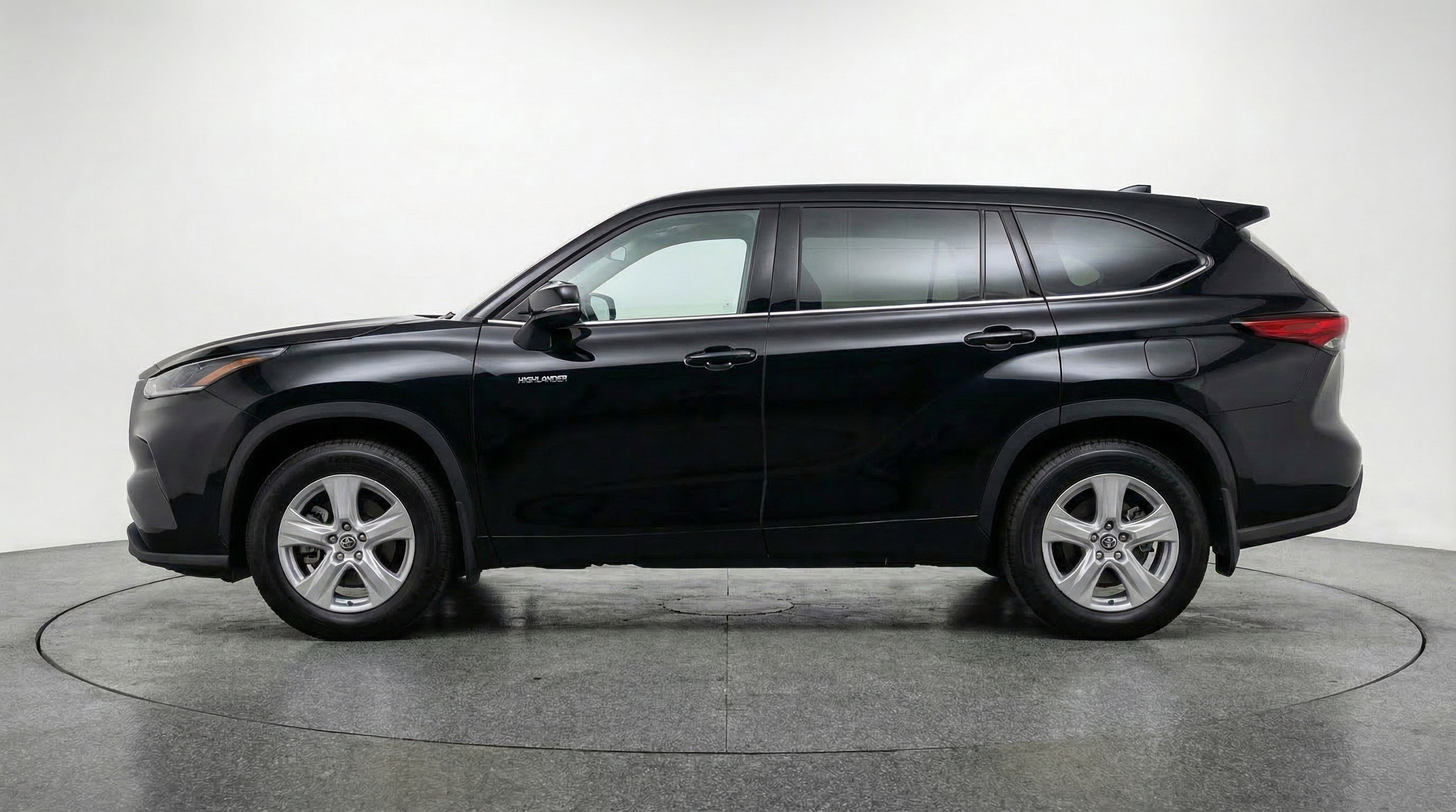 Used 2025 Toyota Highlander LE image 5