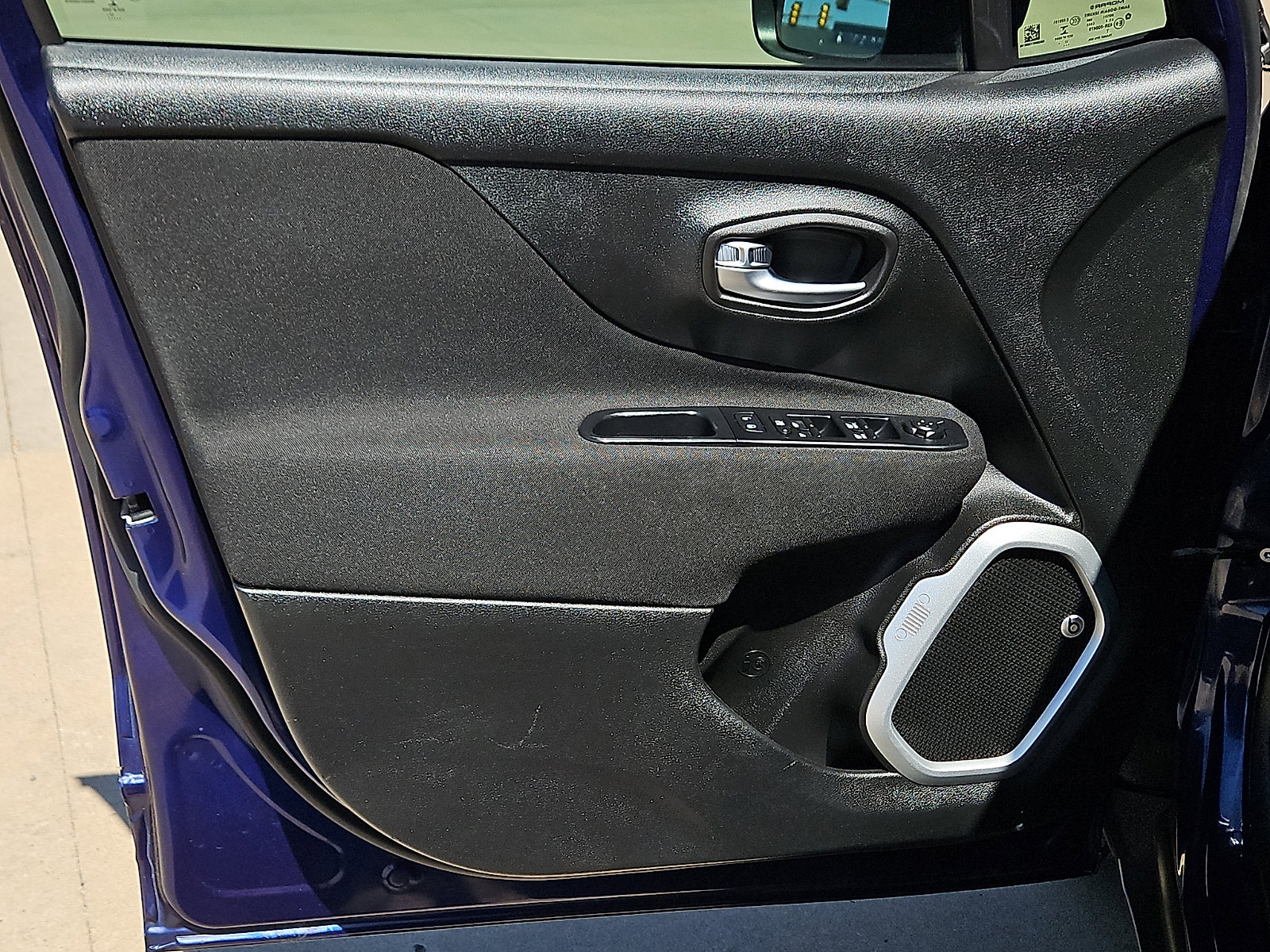 Used 2018 Jeep Renegade Latitude w/ UConnect 8.4 Nav Group image 11