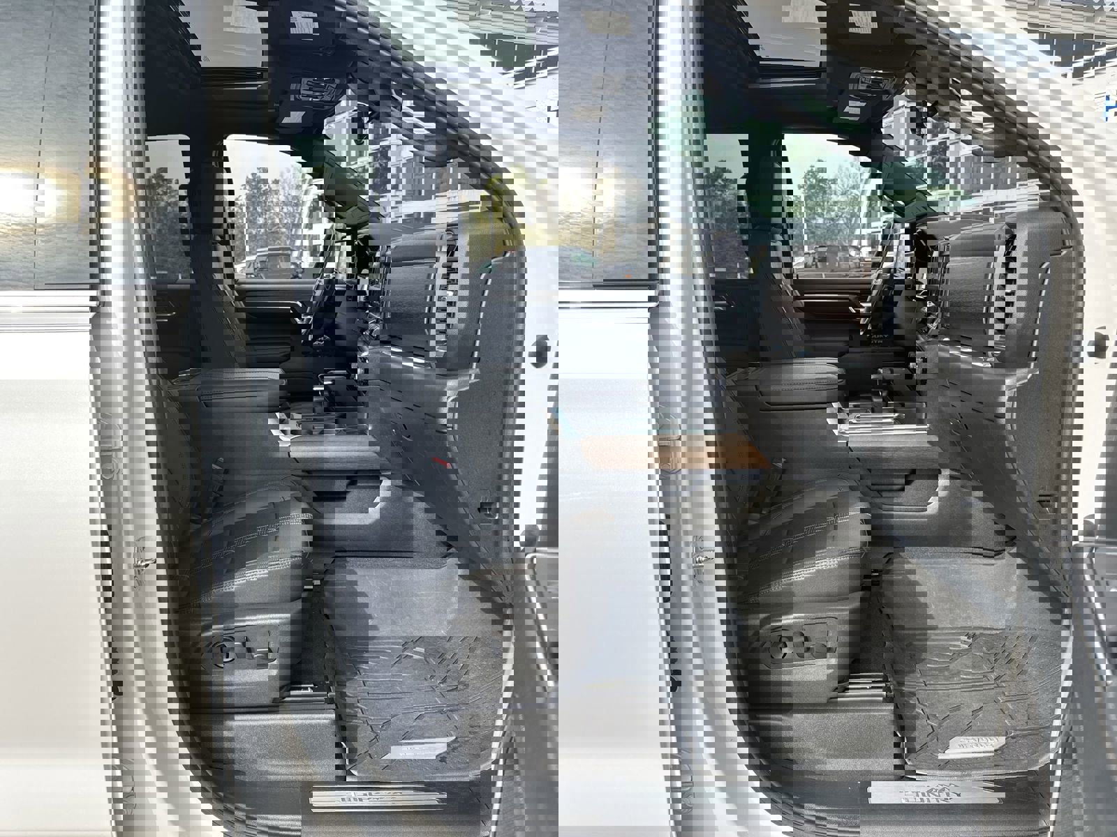 Used 2024 Chevrolet Silverado 1500 High Country w/ High Country Premium Package image 40