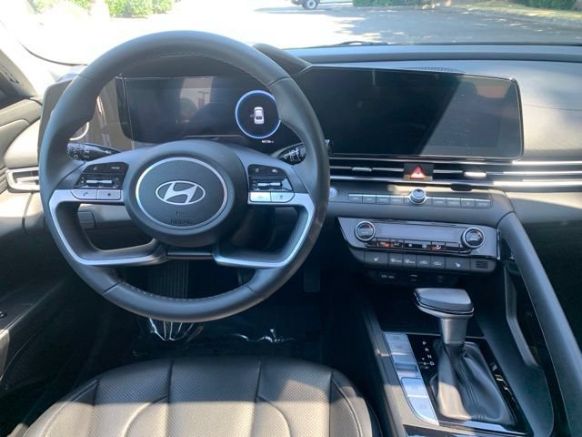 Certified 2025 Hyundai Elantra Limited FWD image 16