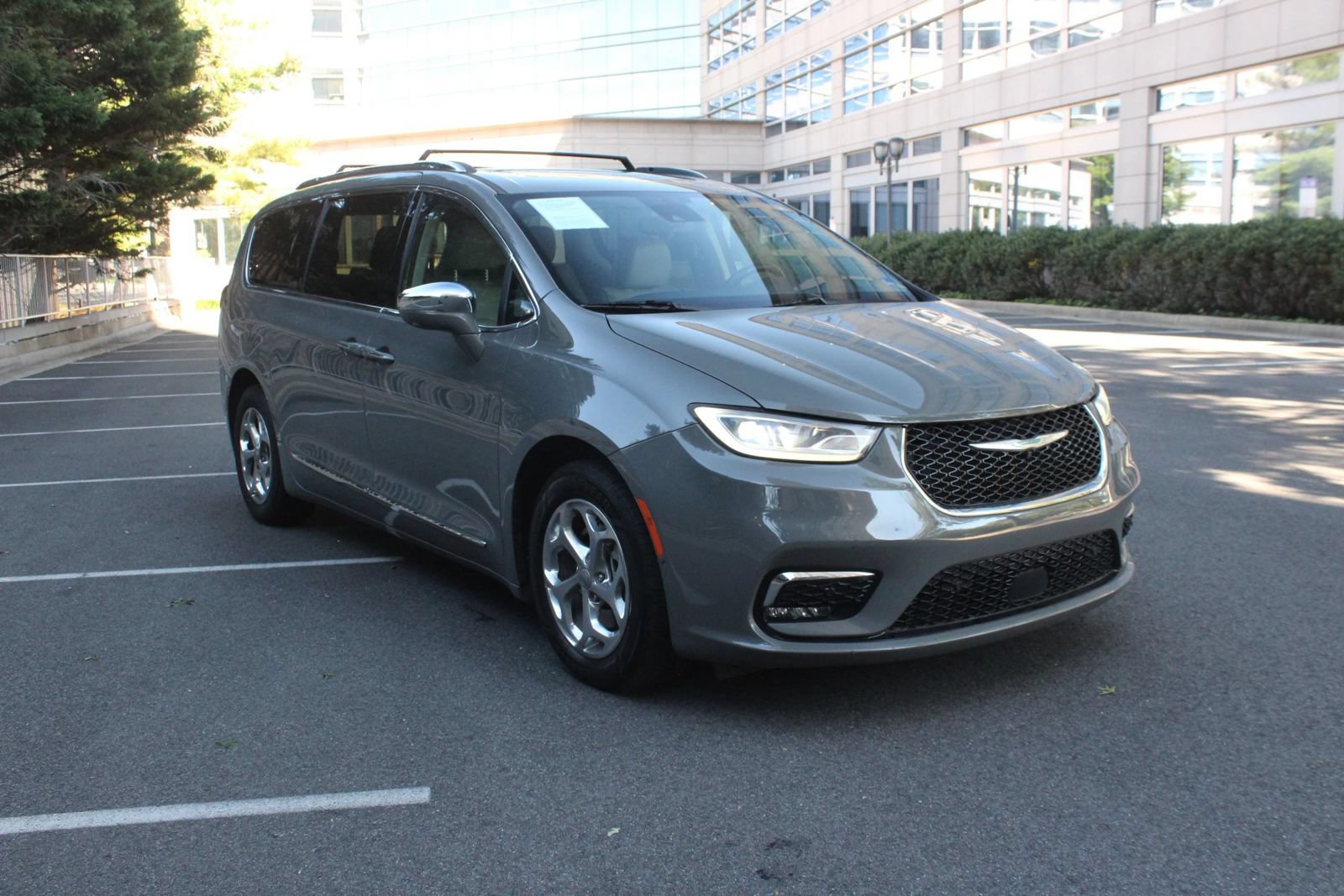 Used 2021 Chrysler Pacifica Limited w/ Uconnect Theater Family Group FWD image 1