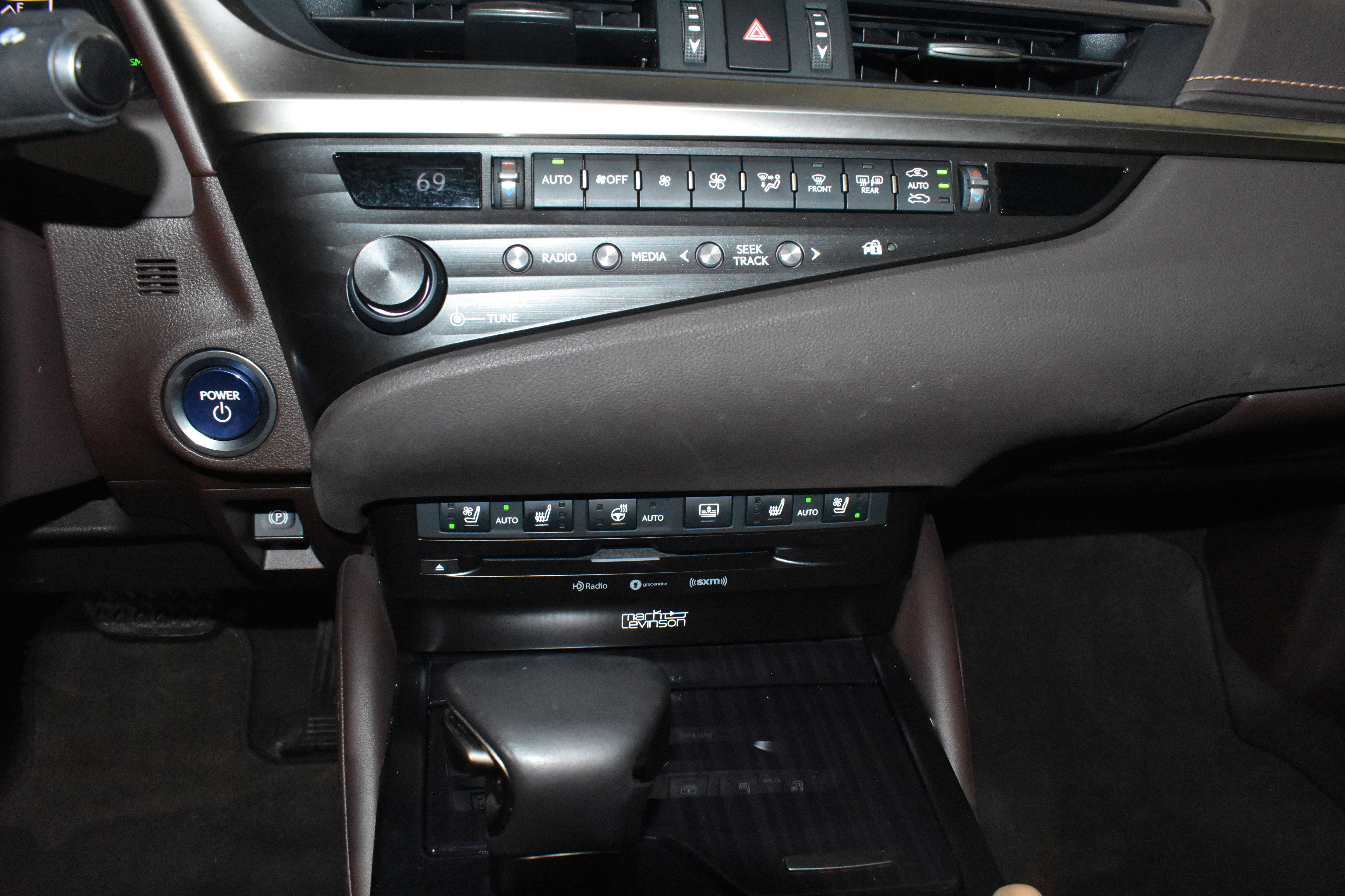 Used 2019 Lexus ES 300h Ultra Luxury w/ Accessory Package FWD image 18