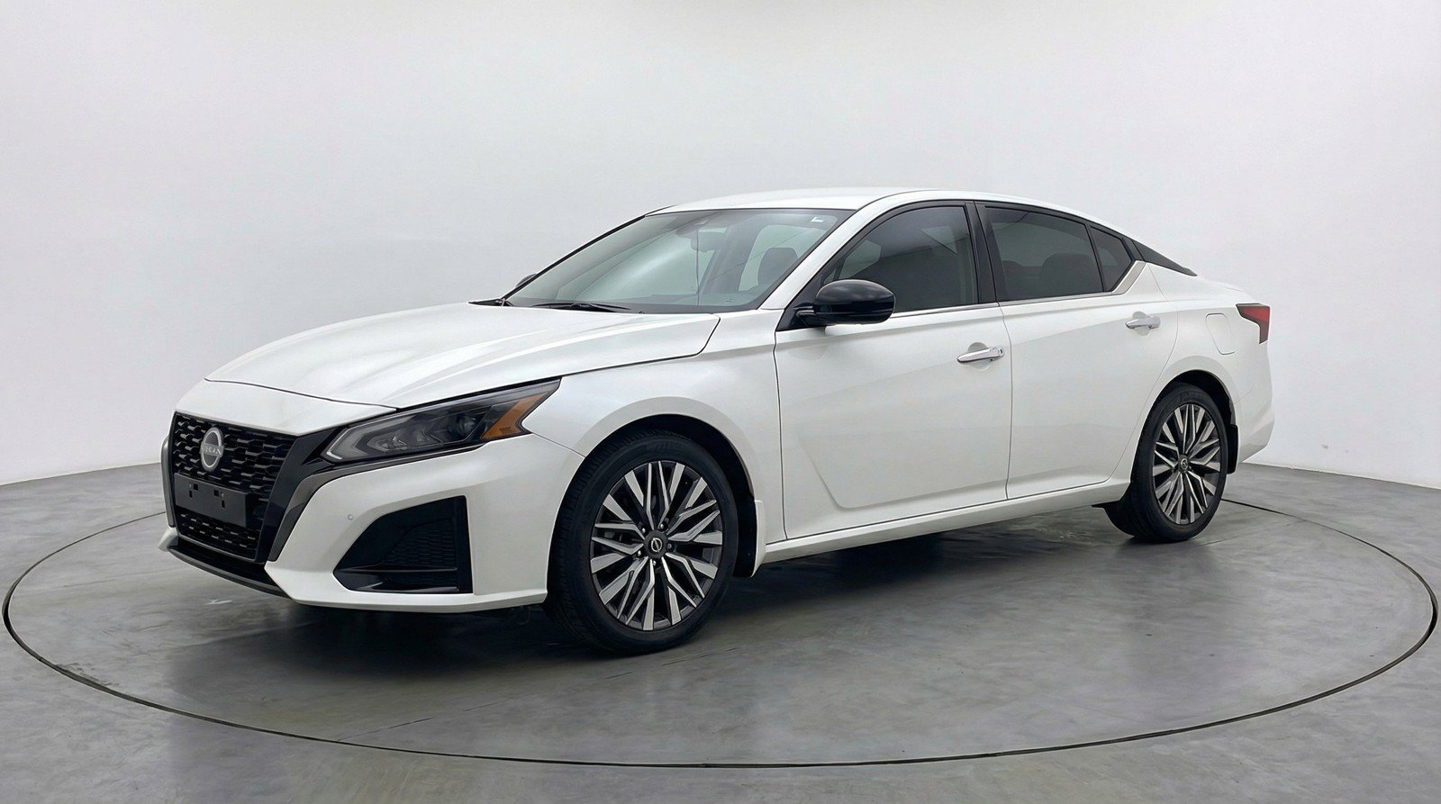 Used 2025 Nissan Altima 2.5 SV FWD image 3